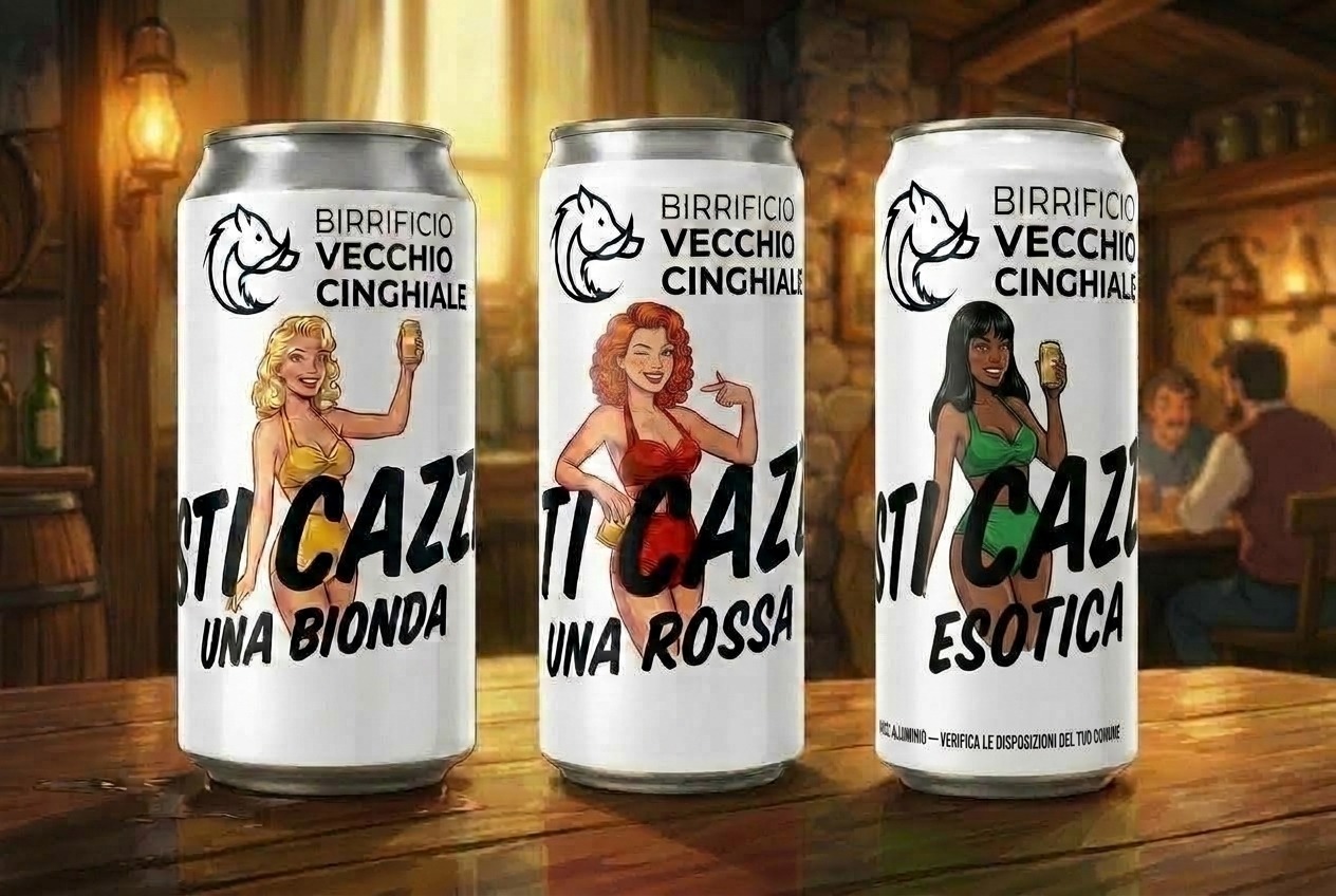 Le tre birre 'Sti Cazzi del Birrificio Vecchio Cinghiale — Bionda, Rossa ed Esotica su un tavolo di legno alla luce calda di un'osteria